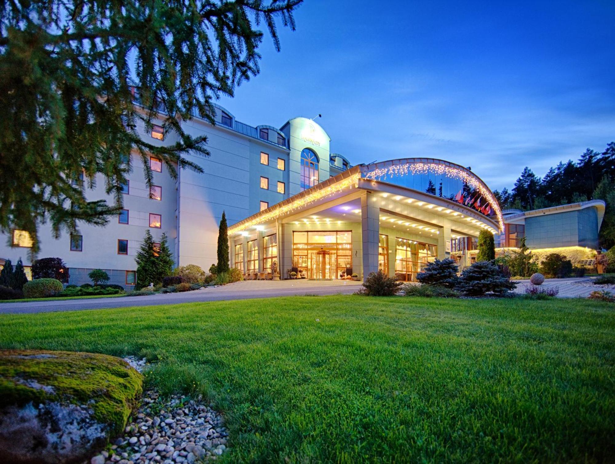 Wellness & Spa Hotel Kaskady Sliač Exterior foto